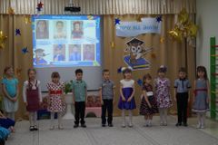 дети подготовительной группы исполнили песню "Надо знать"