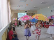 Танец с зонтиками