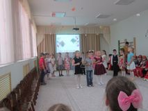 дети подготовительной гр №3 исполняют песню "Волшебный дождик"